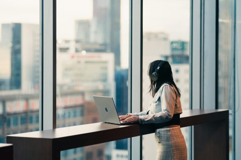 会社員の月収に追加で収入を増やす道を考えている方へ